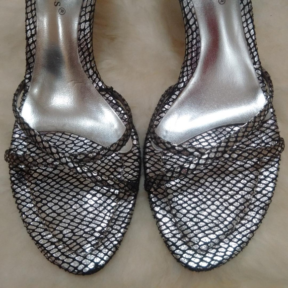 PIERRE DUMAS metallic stiletto ankle strap sandal - Picture 3 of 8